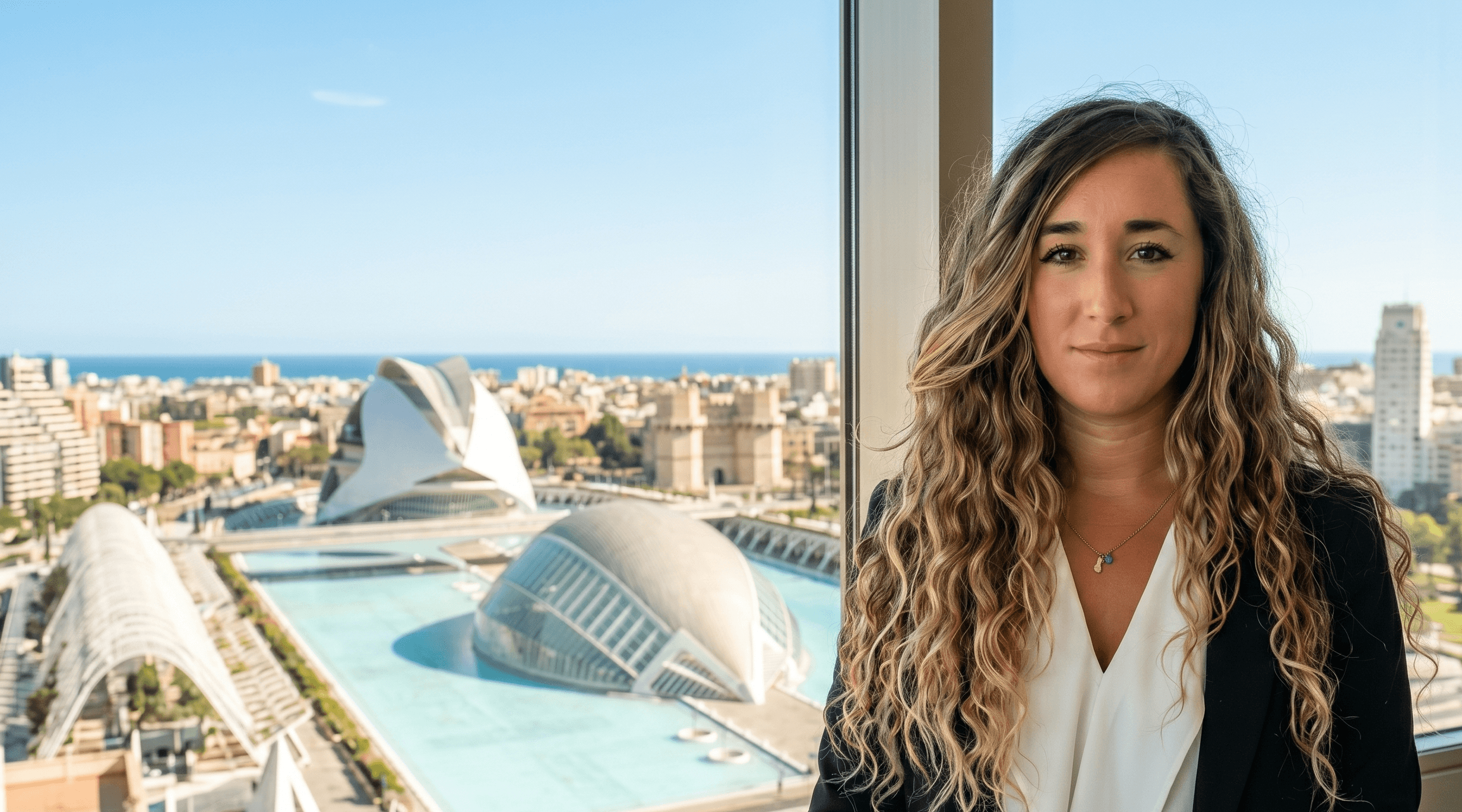 Andrea Olcina, abogada especialista en Ley de Segunda Oportunidad en Valencia, con la Ciudad de las Artes y las Ciencias de fondo